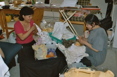 Mama und Oma Alla packen Katjas Geschenke aus