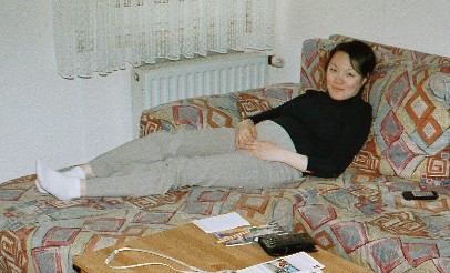 Mama liegt völlig erschöpft auf dem Hotelsofa