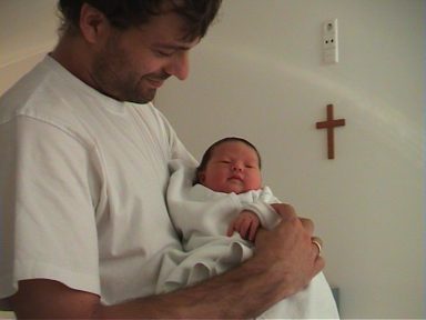 Katja schläft in Papas Arm