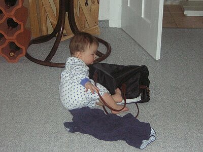 Katja ist zu Mamas Handtasche gekrabbelt und öffnet sie